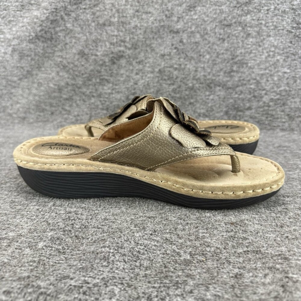 ✅ Womens 8.5M Clarks Artisan Thong Wedge Sandals Flower Detail Gold/Brown - Picture 9 of 10